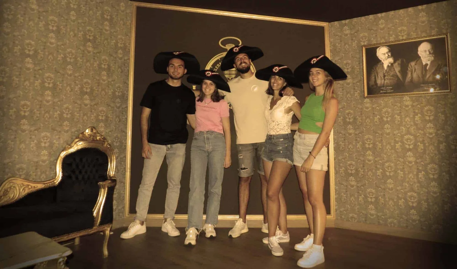 Groupe d’étudiant·e·s après une session d’escape game, fier·ère·s d’avoir travaillé ensemble pour résoudre les énigmes.