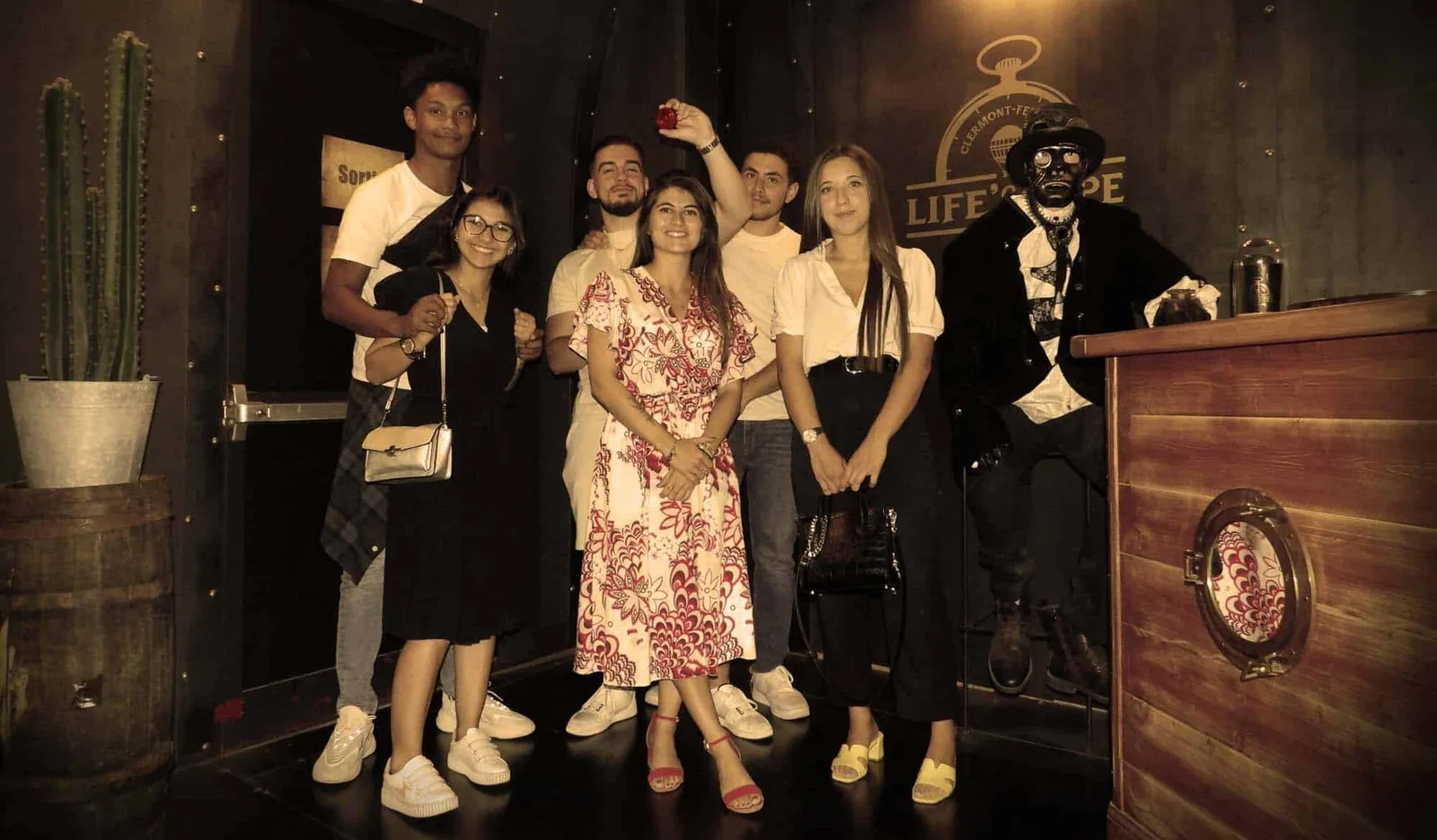 Groupe d’amis souriants après avoir réussi une salle d’escape game chez Life’Scape, heureux·ses de leur expérience immersive et collaborative.