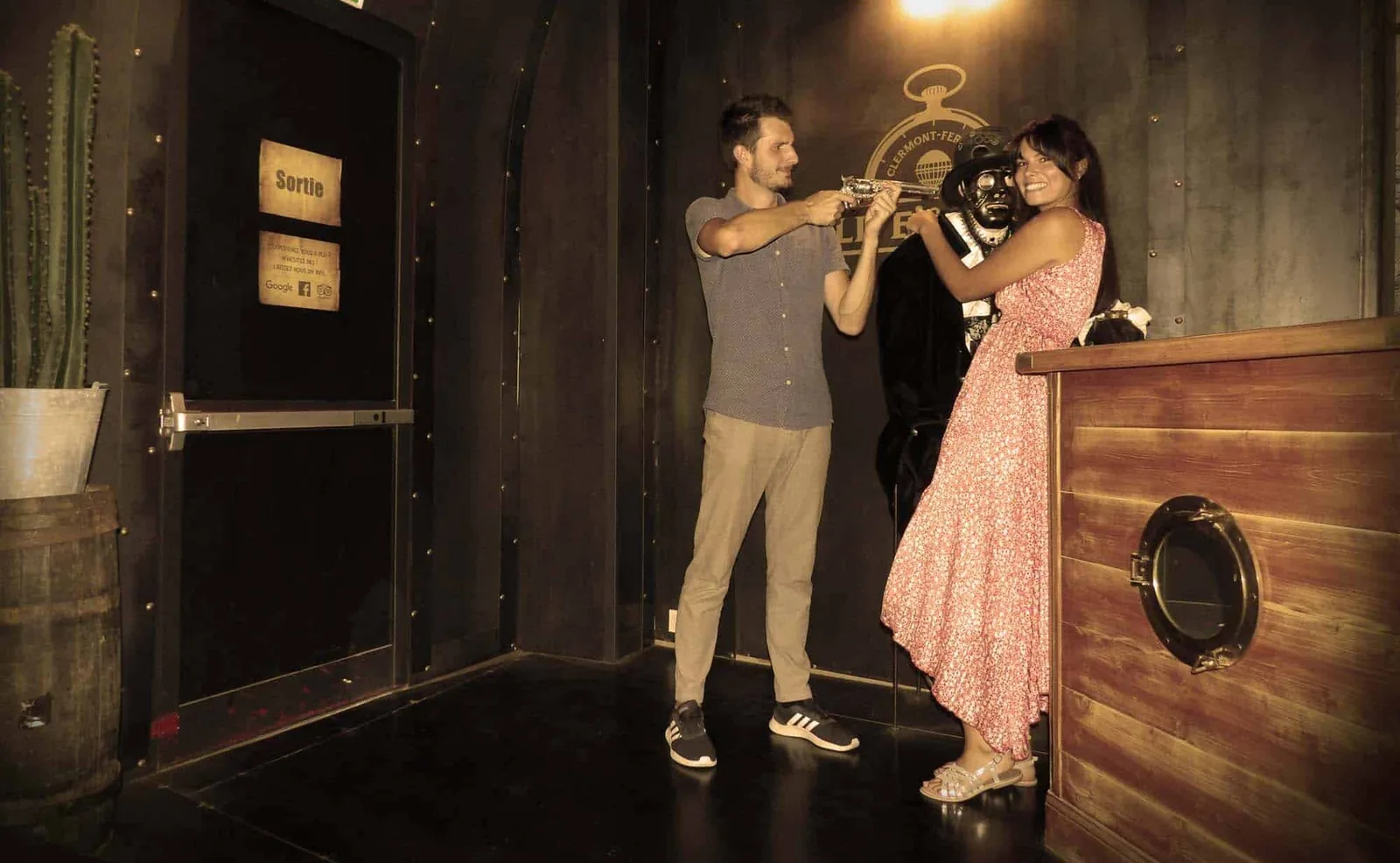 Un couple complice après avoir terminé un escape game, heureux·ses d’avoir relevé le défi ensemble.