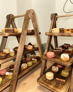 Un plateau de desserts et mignardises proposé aux participant·e·s de la soirée des célibataires chez Life’Scape.