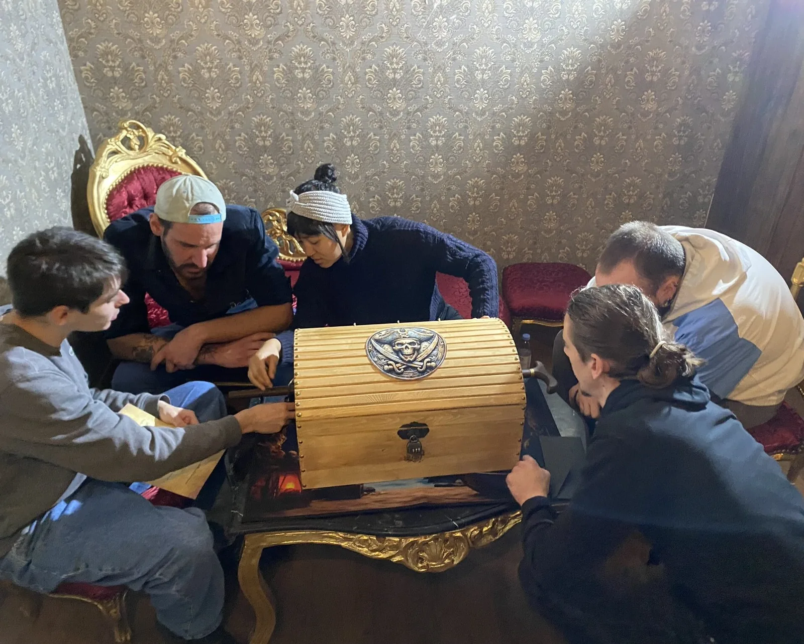 Des barmans en train de résoudre une escape box.