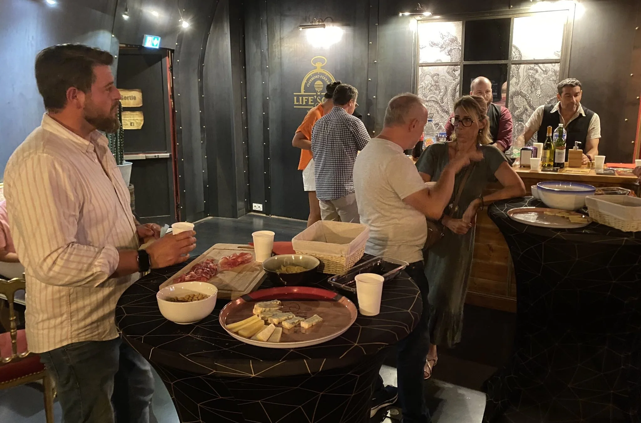 Participants d'une soirée professionnelle réunis en équipes chez Life'Scape