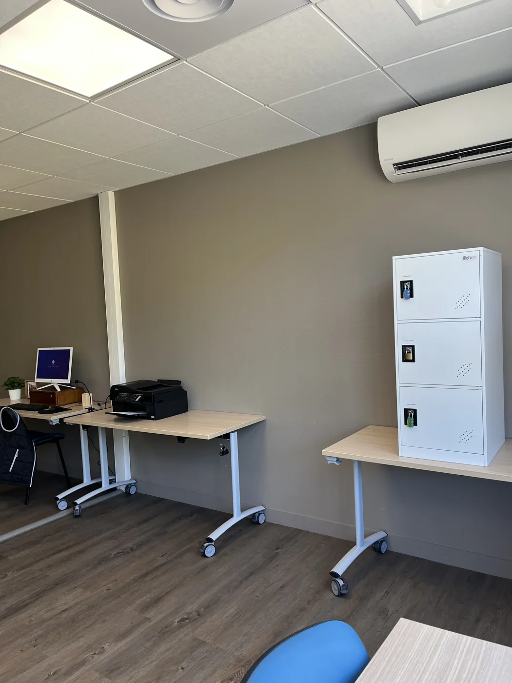 Casiers à cadenas de l'escape game de sensibilisation, installés dans les locaux de l'entreprise
