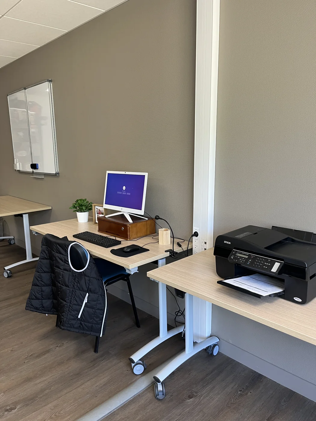 Bureau reconstitué pour l'escape game de sensibilisation, installé dans une salle de l'entreprise