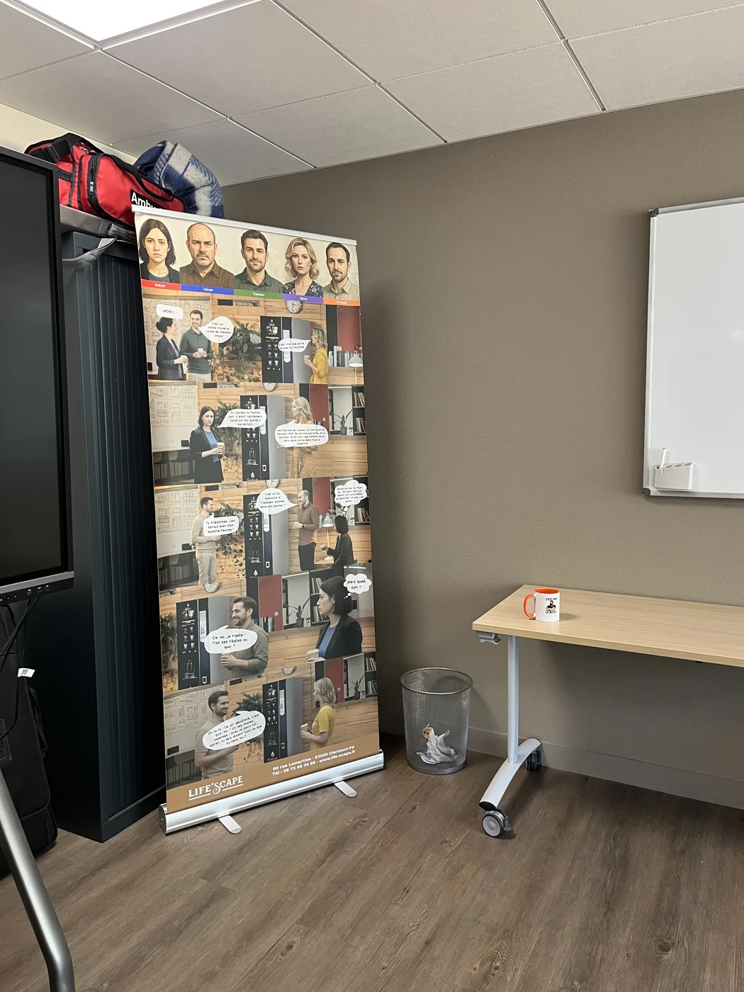 Kakémono de l'escape game de sensibilisation aux violences sexistes et sexuelles au travail, installé dans les locaux du client