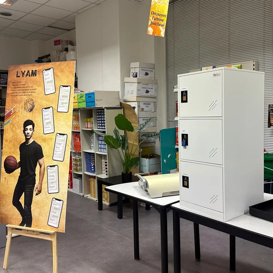 Décor d'un Escape Mobile Life'Scape monté dans une salle de classe : panneau du personnage « Lyam » et casiers à énigmes