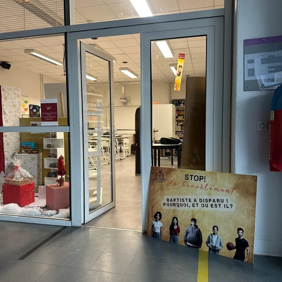 Décor de l'escape game « Baptiste a disparu ! » installé dans un établissement : panneau d'enquête et affiche de sensibilisation au harcèlement
