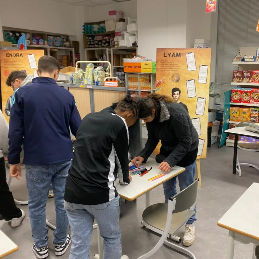Élèves de collège penché·e·s sur les indices de l'escape game de sensibilisation au harcèlement scolaire