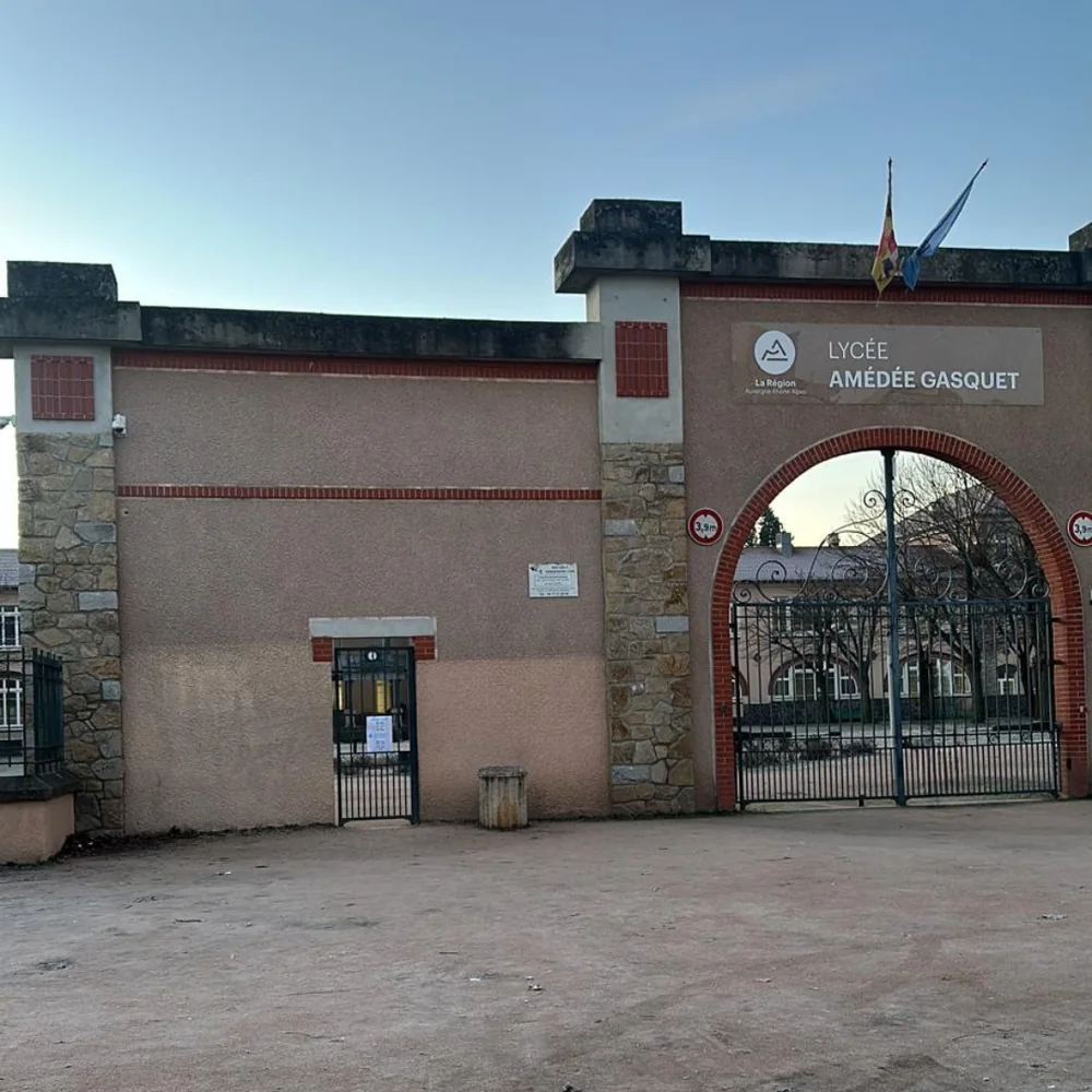 Façade d'un établissement scolaire accueillant l'escape game mobile de sensibilisation au harcèlement