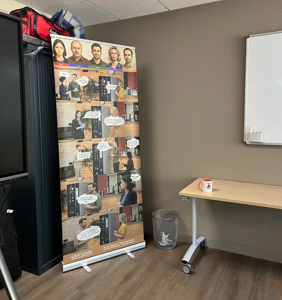 Kakémono de l'escape game « Zone Grise » installé dans une salle de réunion : les cinq personnages et la bande dessinée de l'enquête