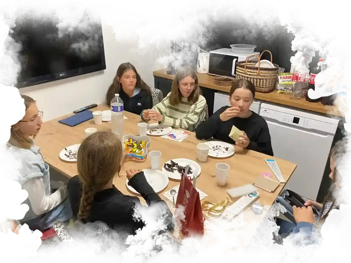 Anniversaires Enfants : Des filles qui dégustent un gâteau d'anniversaire et ouvrent des cadeaux avec joie.