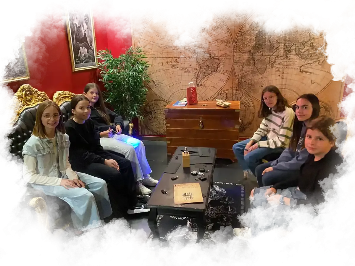 Anniversaire Enfants : Des filles qui s'entraînent sur des cadenas et énigmes avant l'escape game.