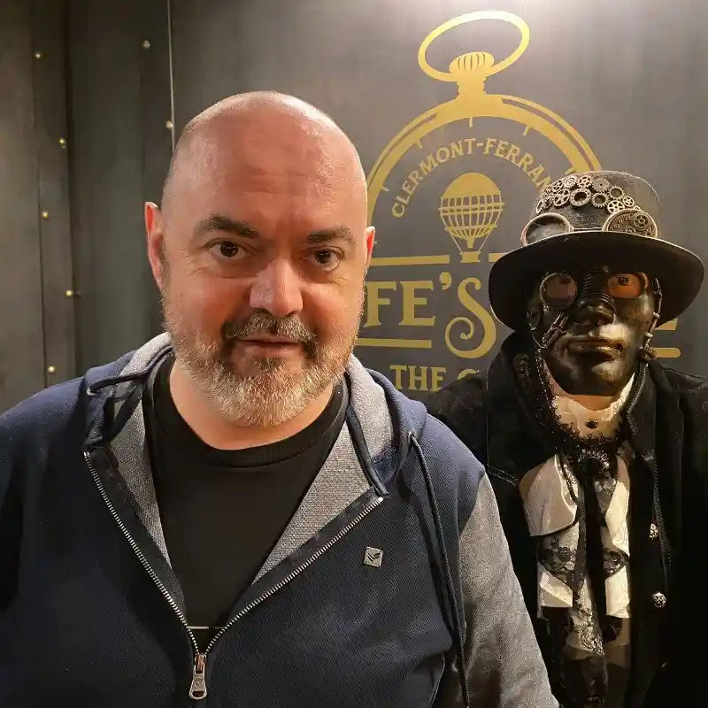 Mickaël, le nouveau dirigeant de Life’Scape, pose avec Monsieur Jules, l’emblématique mascotte du lieu, dans un décor steampunk inspiré du Nautilus.