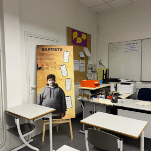 Décor d’une salle de classe avec des éléments d’escape game pour aborder le harcèlement.