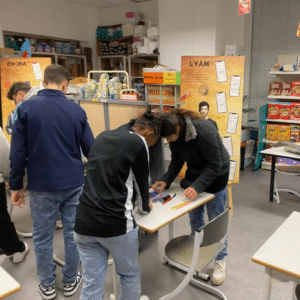 Des élèves du lycée Amédée Gasquet en équipe pour résoudre une énigme.