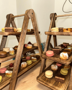 Un plateau de desserts et mignardises proposé aux participants de la soirée des célibataires chez Life’Scape.