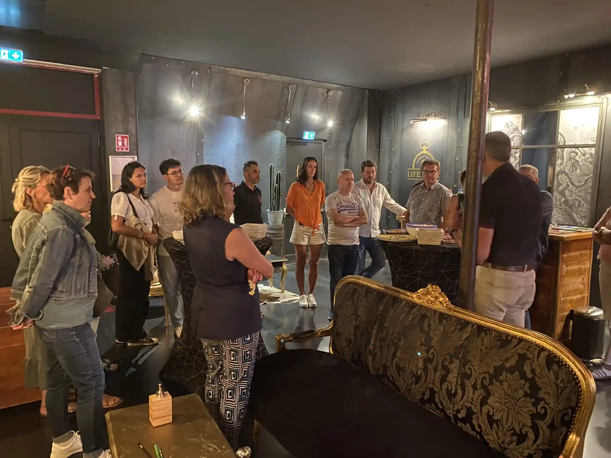 Participants lors d'une soirée team building DCF au Life'Scape, renforçant la cohésion d’équipe à travers un escape game captivant.